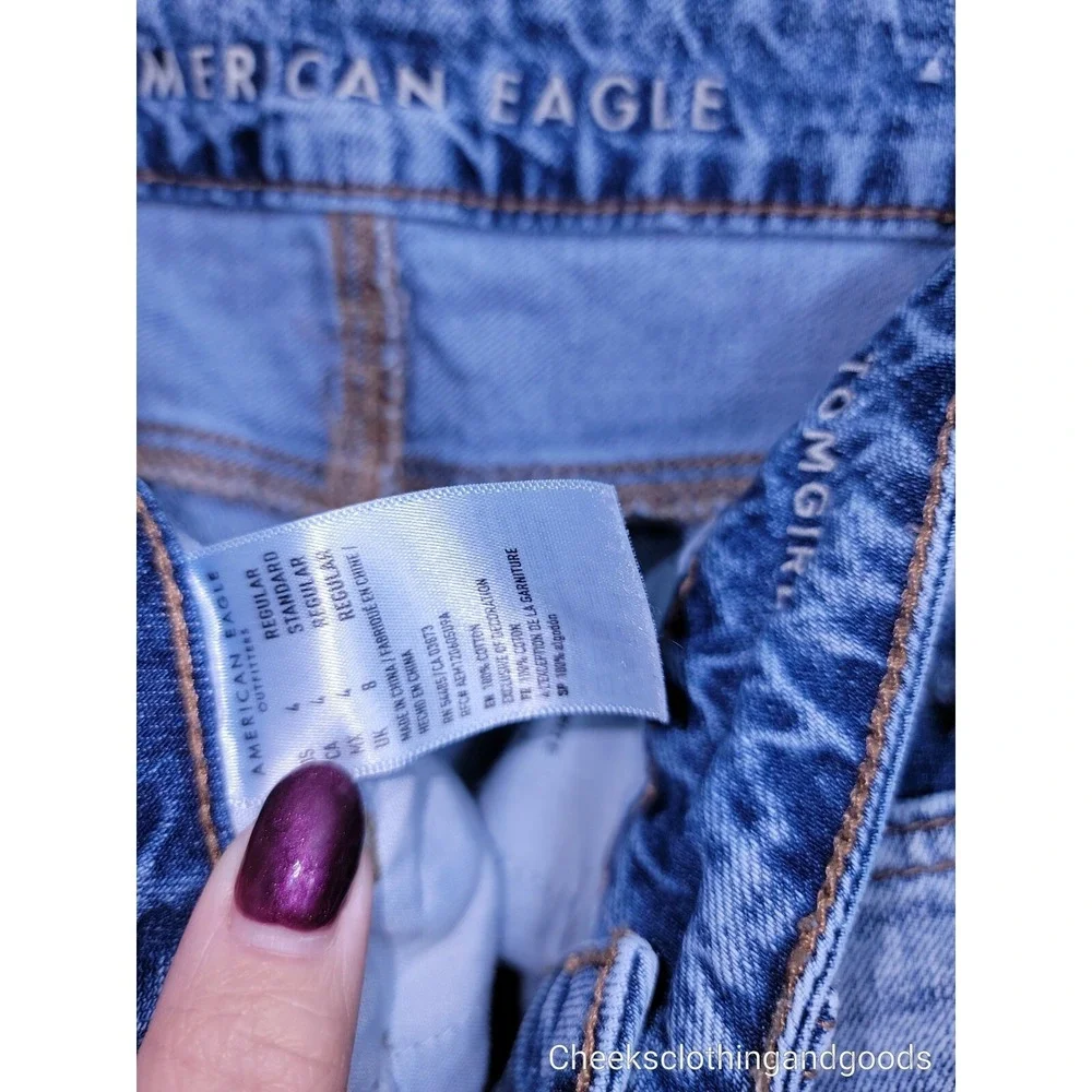 American Eagle Tomgirl Distressed Light Wash Button Fly Jeans size 4 Regular